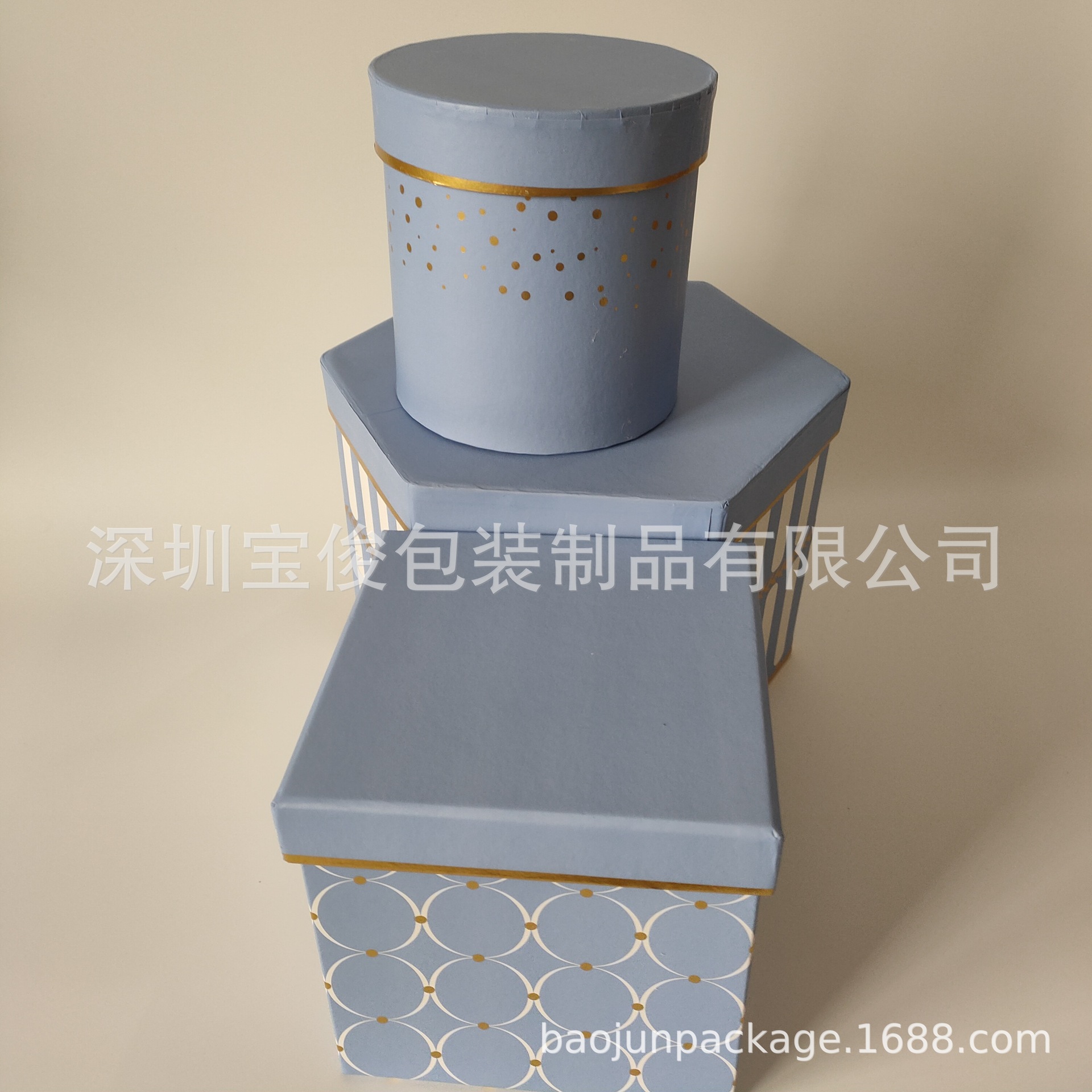 La fábrica hace toda clase de cajas redondas hechas a mano, cajas en forma de corazón, cajas hexagonales, toda clase de cajas especial-formadas, empaquetado del regalo del día de fiesta