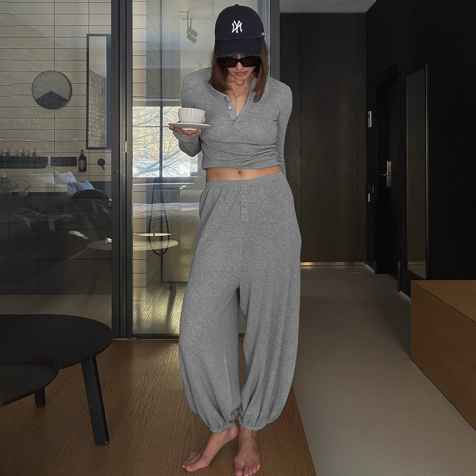 Bộ hai món nữ áo croptop cổ Henley dài tay và quần jogger bo gấu dáng ôm — màu xám