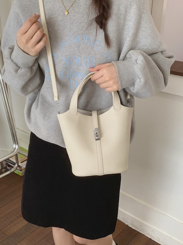 Nicho coreano canasta de platos portátiles bolso de cubo para mujeres 2026 ventas calientes nueva moda lichi patrón mochila