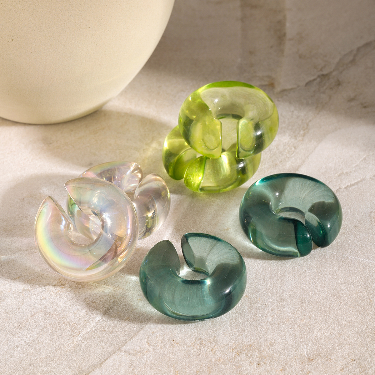 2024ins verano pequeño y fresco resina orejas para mujeres moda simple temperamento encantador gorda orejas en forma de C para mujeres