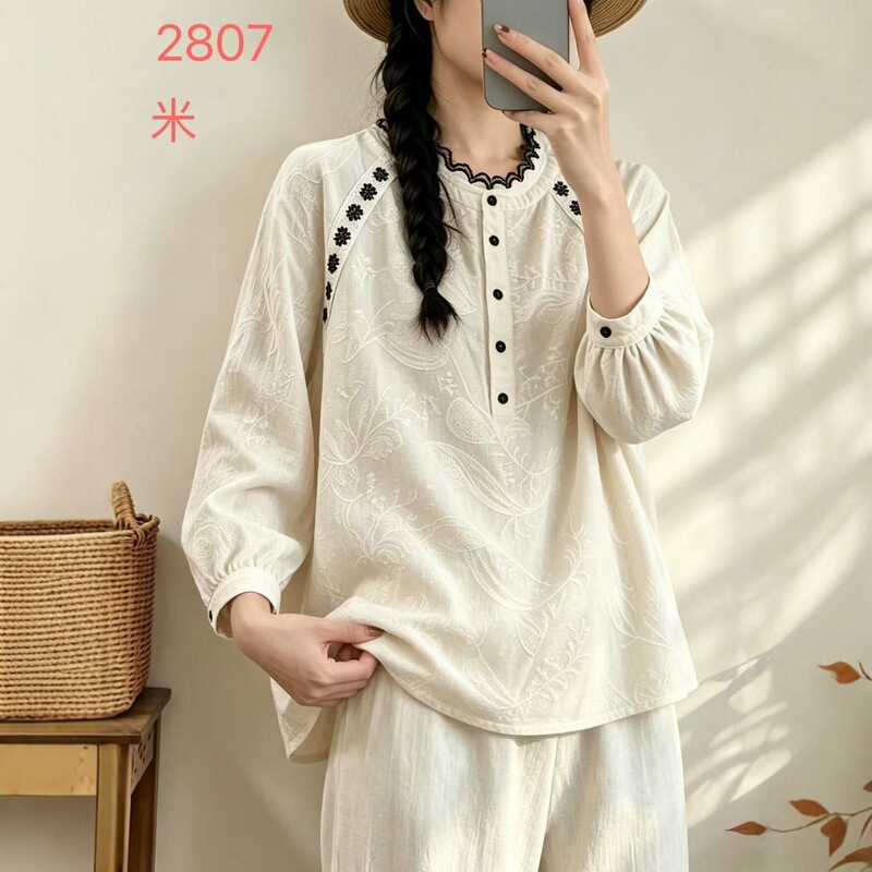 2026 autumn collection: long-sleeved women's shirt with lace trim, featuring a loose, casual design, and a new style that exudes a relaxed and effortless vibe