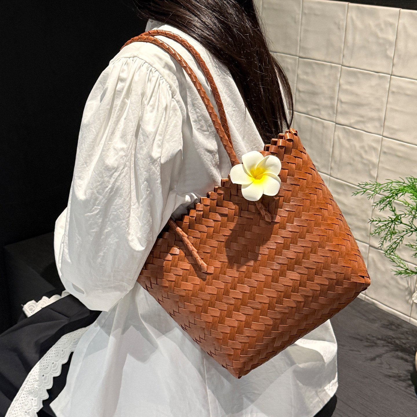 Woven Rattan Shoulder Bag With Leather Trim Handmade Natural Style_voghion.com