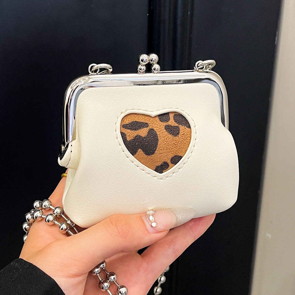 Paquete de cambio 2025 versión coreana de la bolsa de diseño de abanico de color de concha de nicho, cadena de colisión oblicua de todo fósforo, nuevo estilo, mensajero femenino de verano