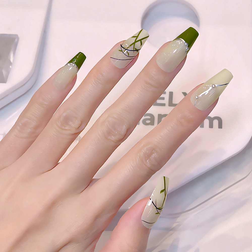 Viento verde claro fondo verde oscuro francés manicure de hoja de bambú perla elegante 24 piezas de parche de uñas terminadas