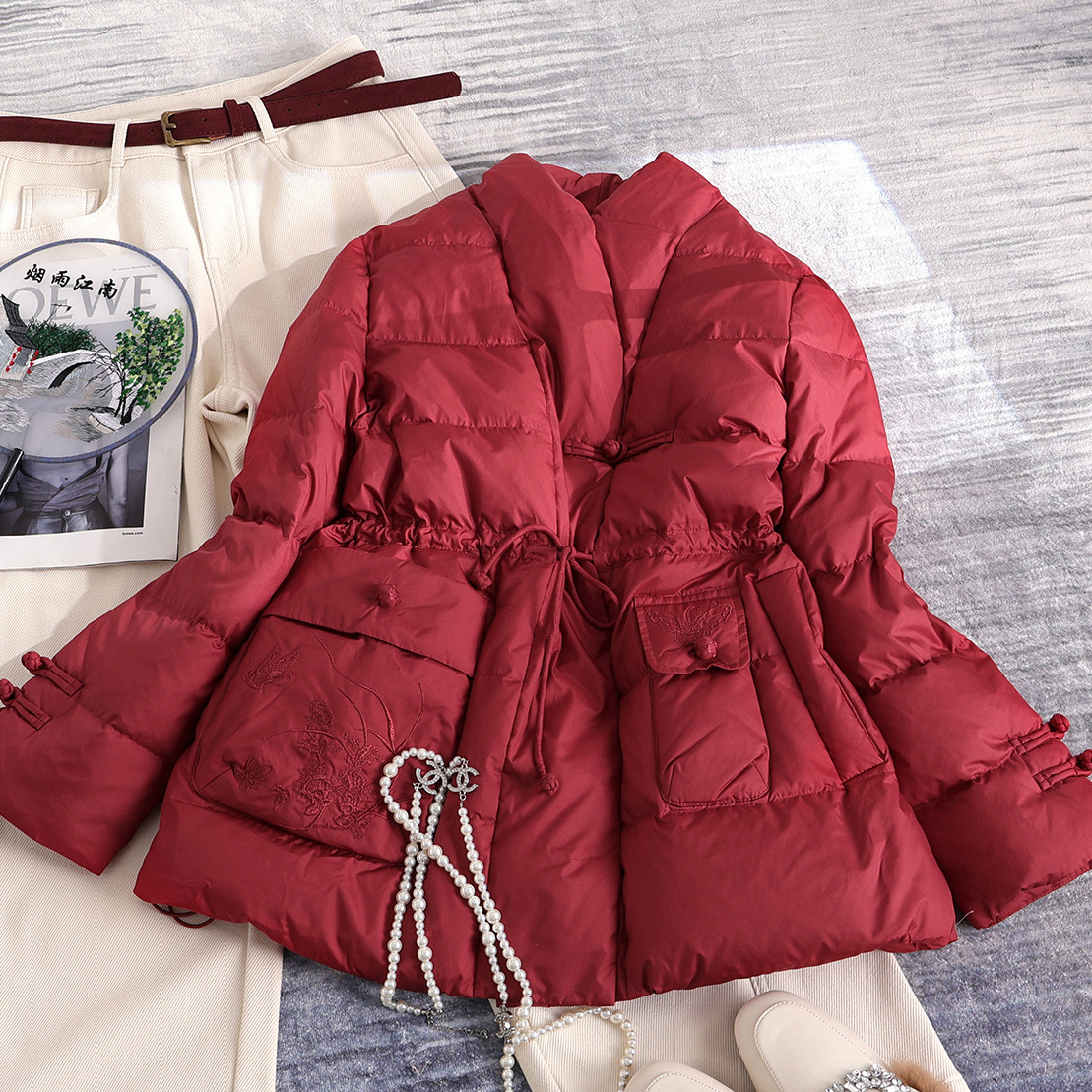 새로운 중국 스타일 국가 스타일 다운 재킷 여성의 2024 새로운 90 오리 다운 고급 수직 칼라 자수 얇은 허리 슬리밍 재킷