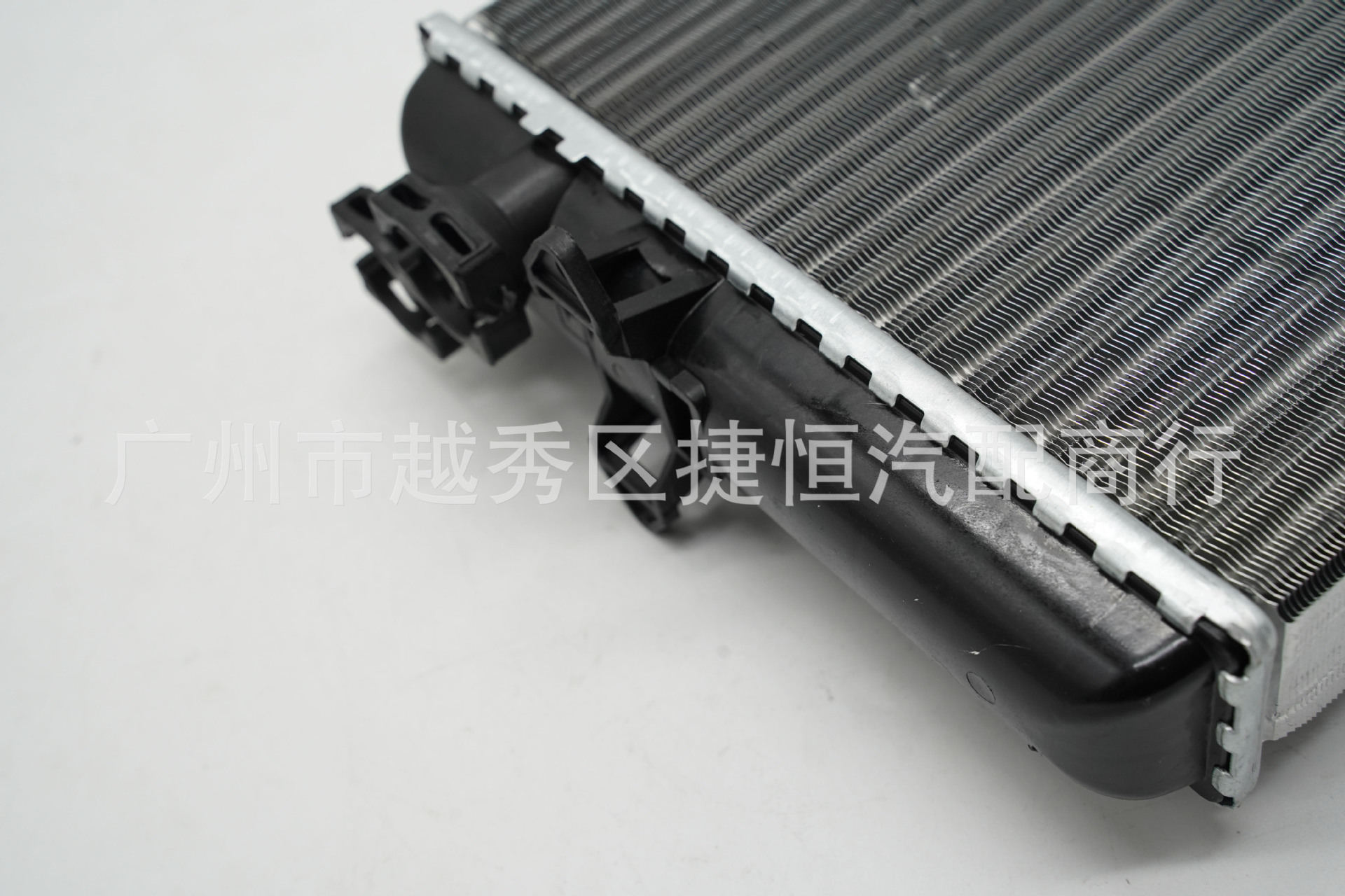 Suitable for Volvo Old XC90 S80 S60 air -conditioned warm feng water tank heating water tank 5