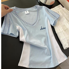 韓国系の甘い青と白の衝突色vネックの肩の半袖tシャツの女性の夏のデザイン感の格子は身を修める上着をつなぎ合わせます。