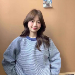 韓国系のレトロな色のストライプの青いセーターの女性の秋冬のゆったりしていて怠惰で高級感があります。