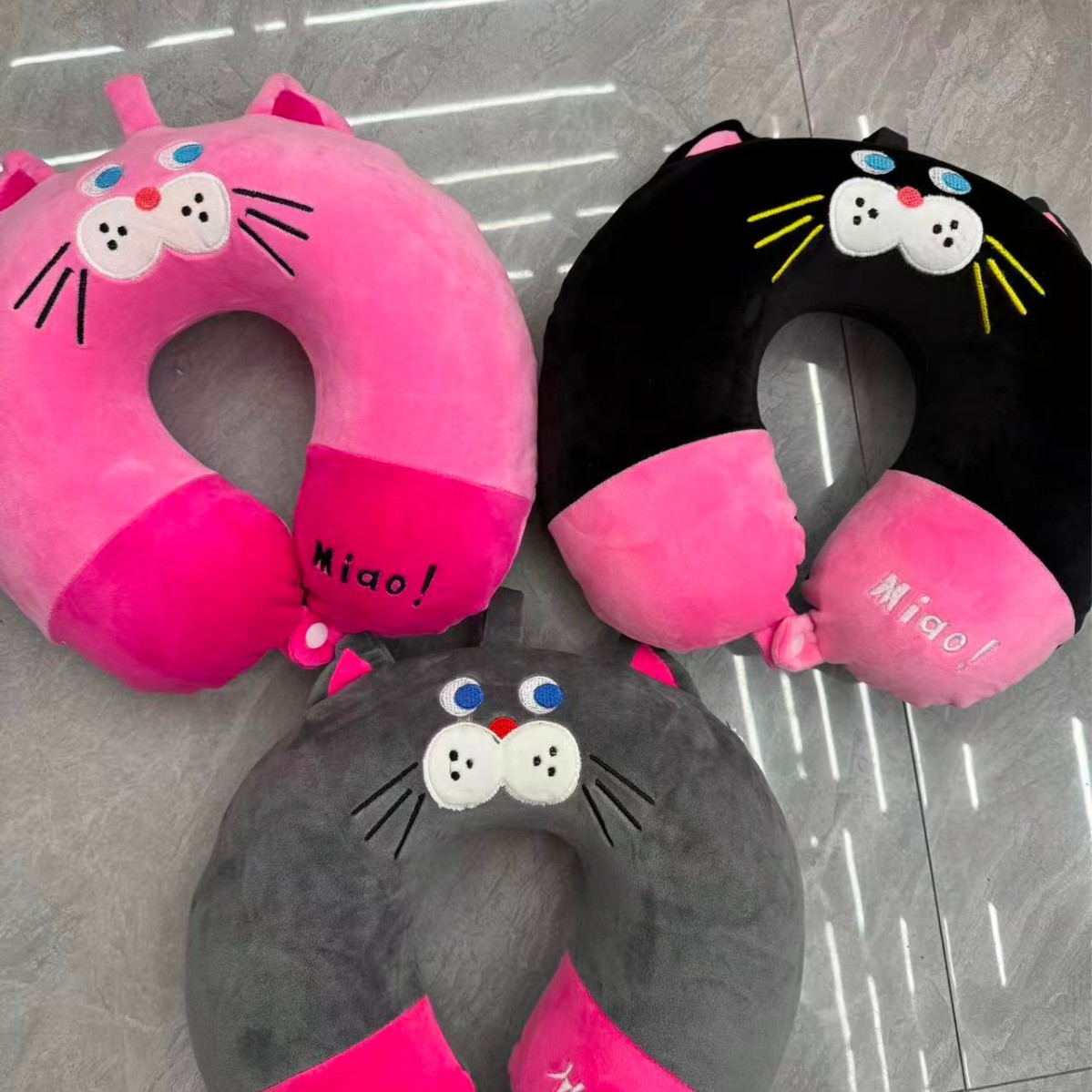 Almohada en forma de U al por mayor transfronteriza de algodón de memoria doble pico desmontable una variedad de almohada de siesta en avión almohada portátil de protección del cuello almohada