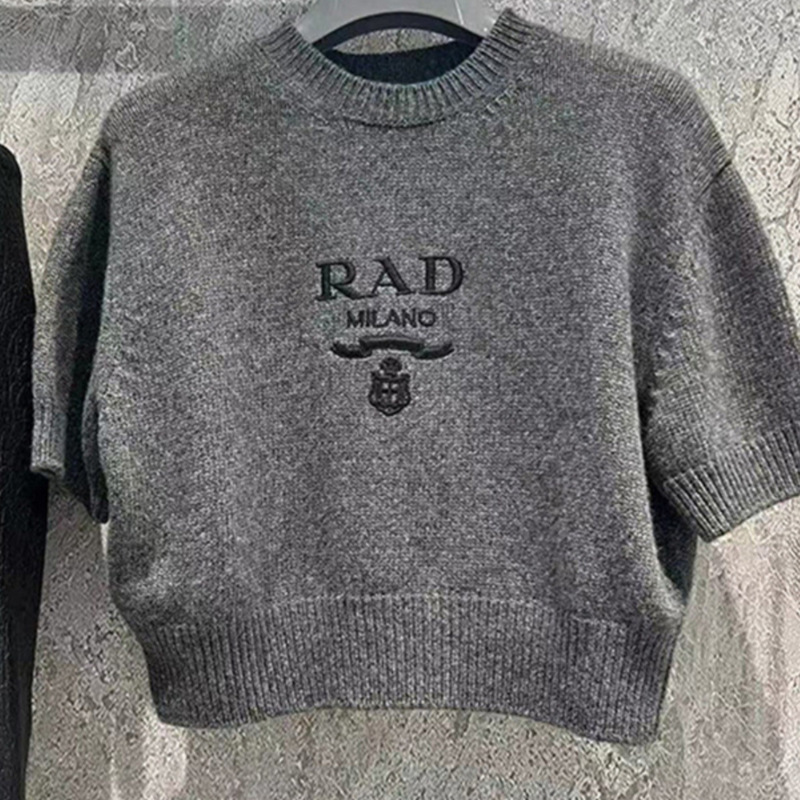 High-Quality Gray Short-Sleeved Knitwear, Loose Wool Embroidered Badge Thin Knitwear Short-Sleeved Top, Ready for Delivery High-Quality Gray Short-Sleeved Knitwear, Loose Wool Embroidered Badge Thin Knitwear Short-Sleeved Top, Ready for Delivery