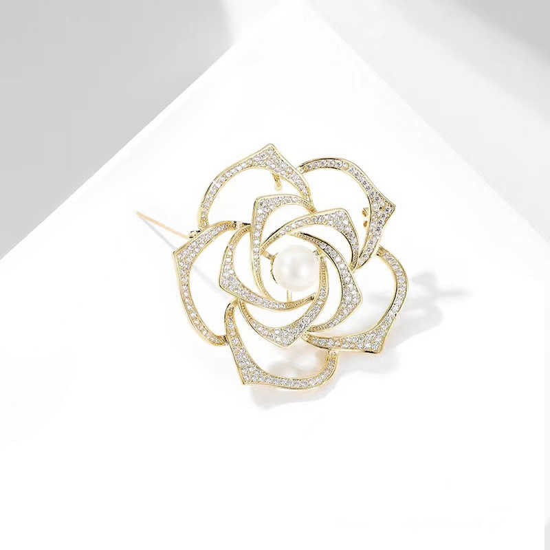 Elegante broche de camélia com pérolas para mulher estilo vintage_voghion.com