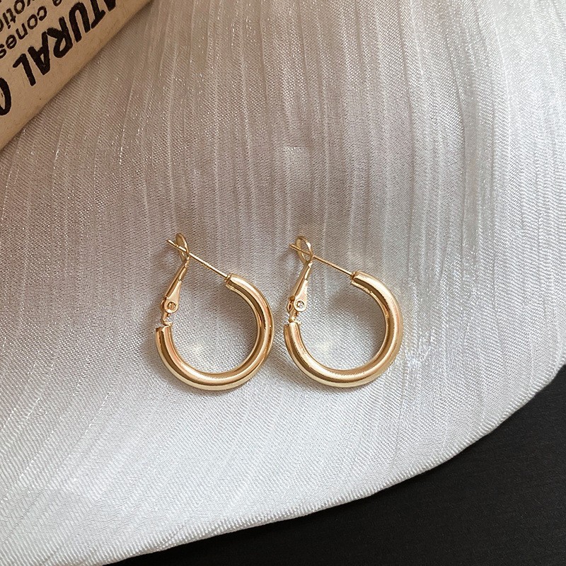 Pendientes ovalados simples de aguja de plata Pendientes de tendencia de personalidad transfronteriza europea y americana Pendientes de diseño de todo fósforo de nicho al por mayor