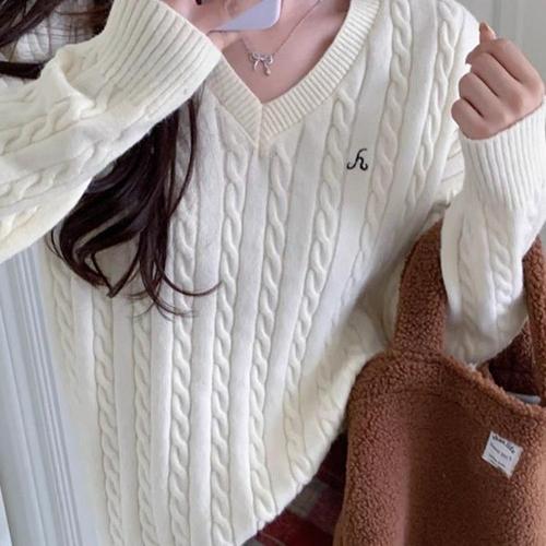 Soft, loose and warm top for autumn and winter in a new style of Korean fashion. The scarf is gentle and the V-neck sweater is made of hemp. 