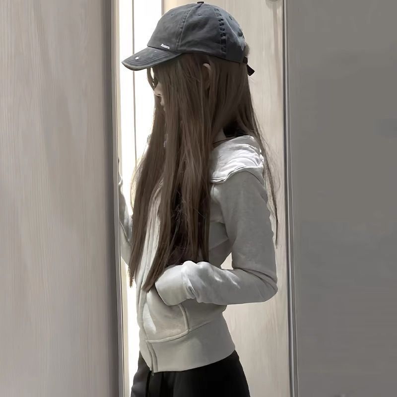 コートの女性は春と秋の短いタイプで腰を収めます。|undefined