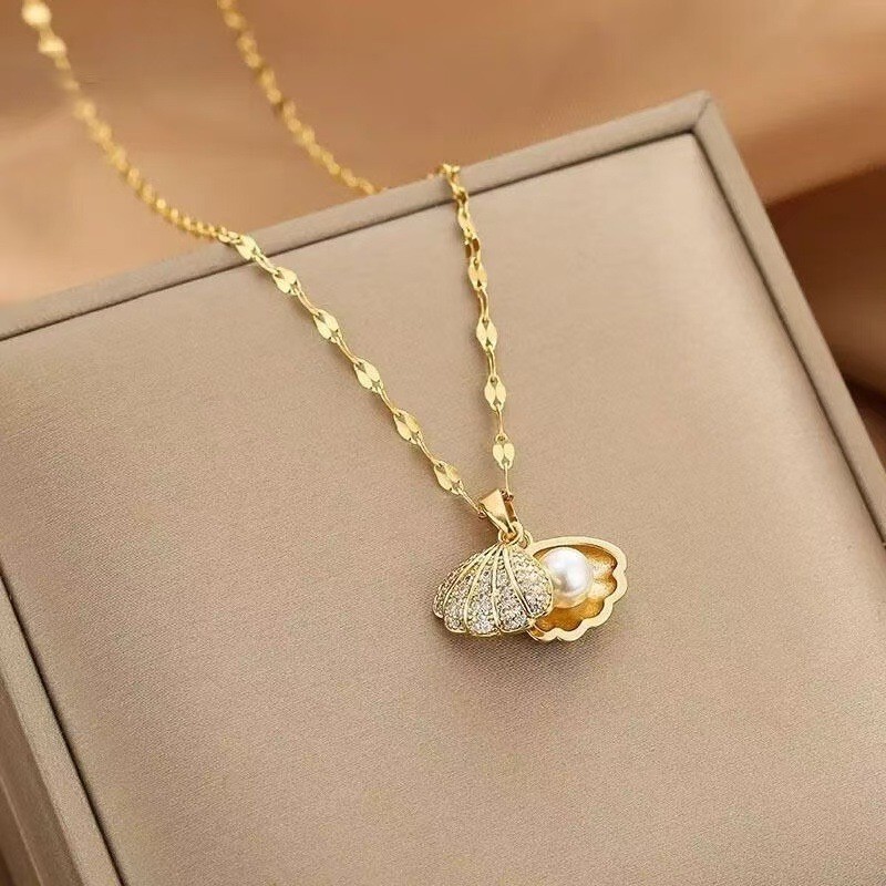 Women's Necklace in Japanese and Korean Style with Shell and Pearl Design, Korean Version with Diamonds, Fashionable and Unique Design, Simple and Elegant Clavicle Chain Women's Necklace in Japanese and Korean Style with Shell and Pearl Design, Korean Version with Diamonds, Fashionable and Unique Design, Simple and Elegant Clavicle Chain