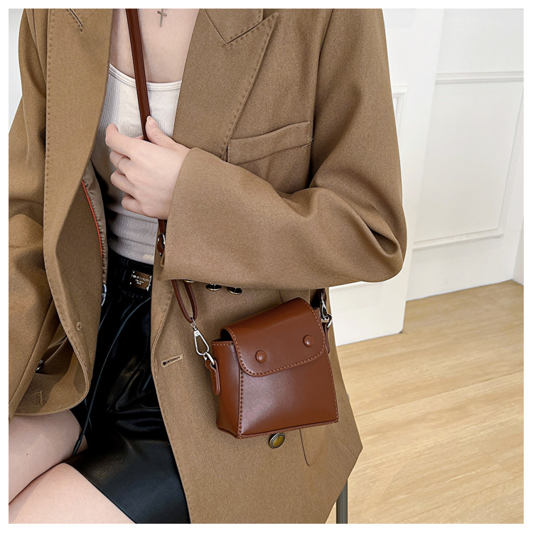 Women's Small Pu Leather Solid Color Vintage Style Magnetic Buckle Crossbody Bag display picture 13