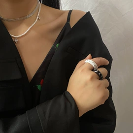 项链;耳环;耳钉