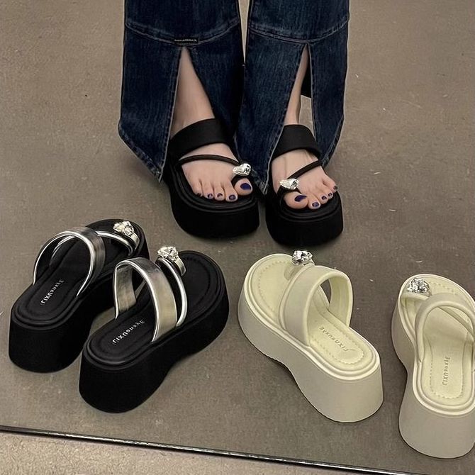 Zapatillas de diamante plateado de alta calidad 2026 nuevas zapatillas de verano con dedos pequeños aumentan la altura de los zapatos de playa