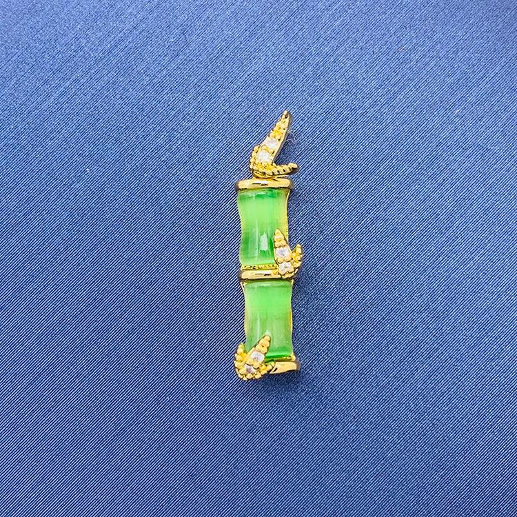 Tiktok Venta caliente colgante al por mayor auto-seleccionado 100 cobre colgante único con fuente de cadena de fábrica al por mayor sin cadena