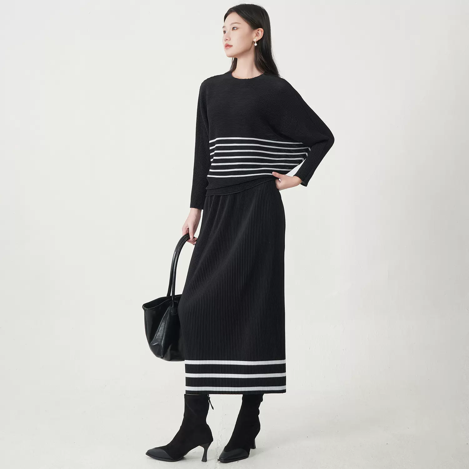 2026年流行女装爆款搭配一整套蝙蝠袖条纹T恤直筒半身裙三宅套装