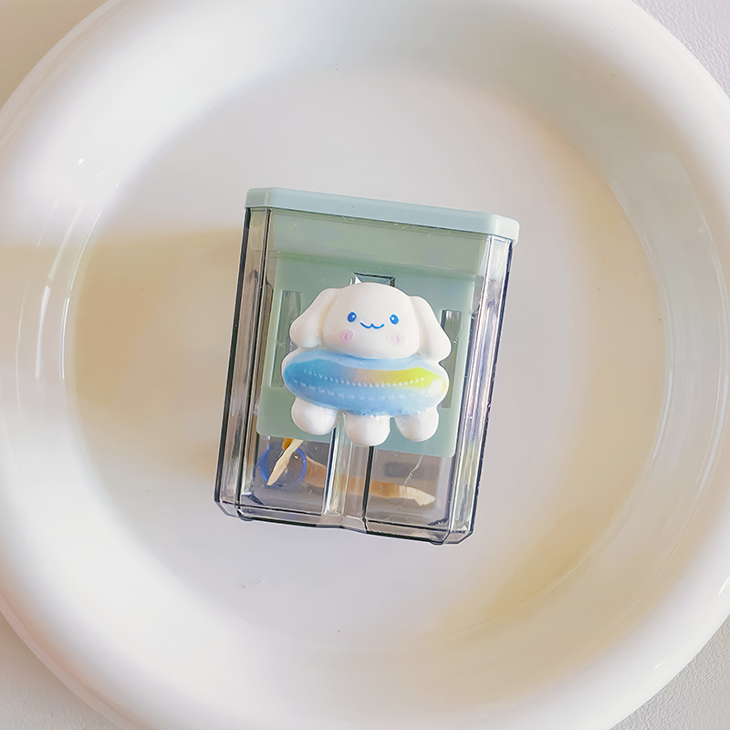 漫画の二重穴の学生のかわいい携帯の筆を回転する刀の子供の太い鉛筆は筆を削ります。|undefined