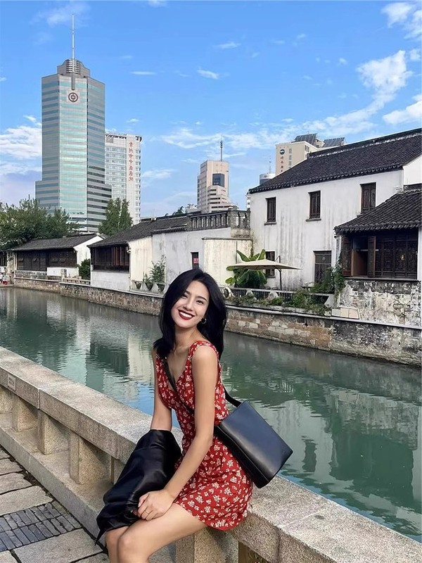 赤いレトロな花のストラップのワンピースの女性の夏の新型のお茶は純粋な欲のフランスの気質のvネックの香港風のショートスカートです。|undefined