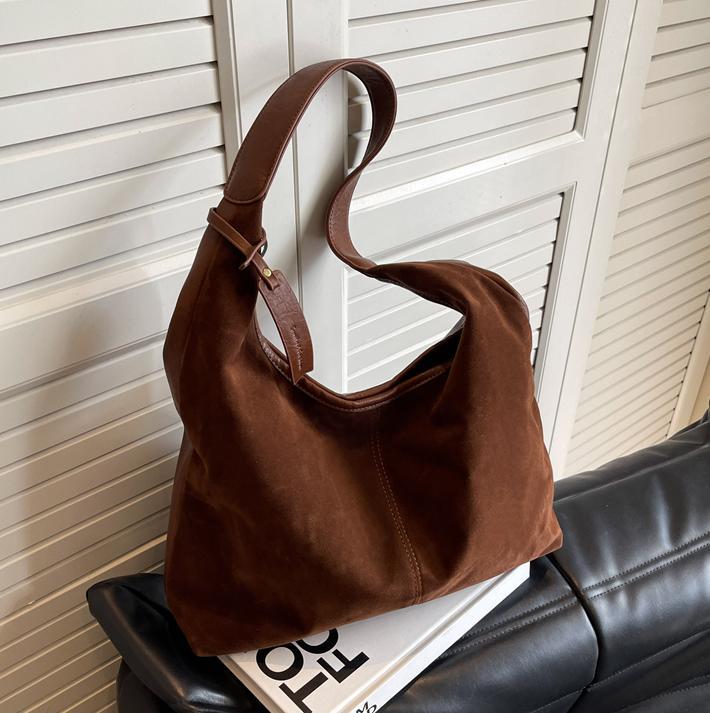 Bolsa de gran capacidad suave esmerilada para mujeres 2024 otoño y invierno nuevo retro viaje bolsa de hombro bolsa de moda extranjera