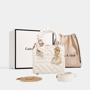 Matte white fashionable shoulder bag, elegant handheld phone bag, bright catchy style, high-quality style