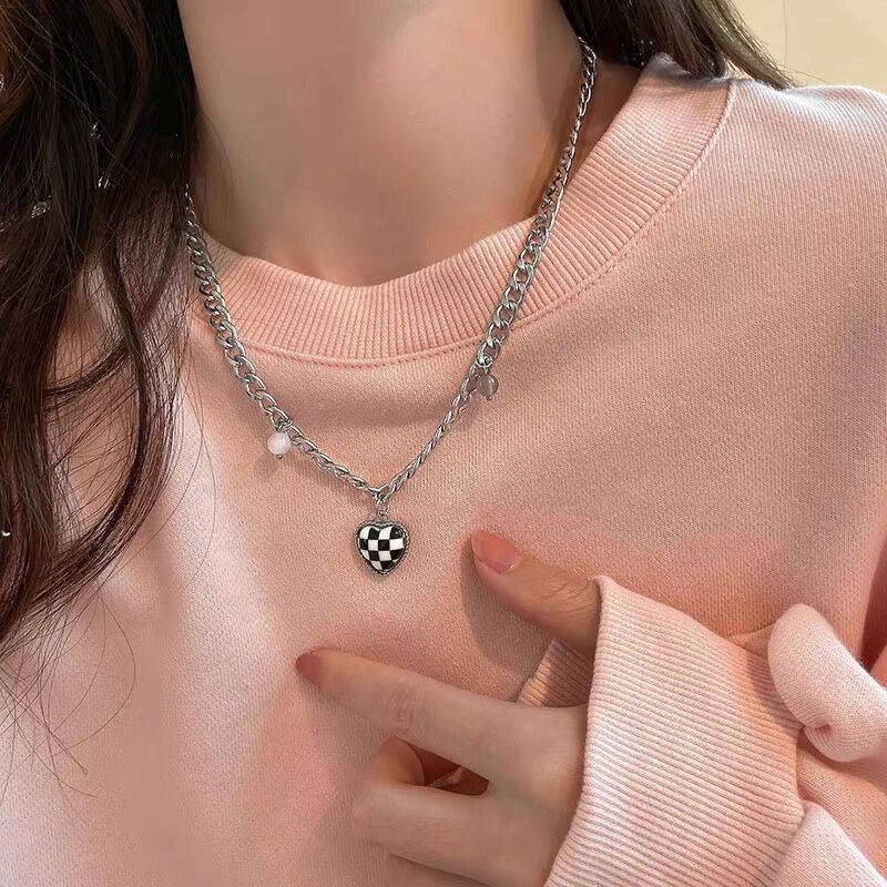 Simple Geometric Black And White Checkerboard Heart Alloy Necklace display picture 1