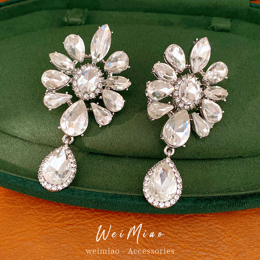 Flores de diamantes en forma de gotas de agua para las orejas de las mujeres sin agujeros de orejas personalidad temperamento delicado pendientes ligero lujo alta sensación de auriculares al por mayor