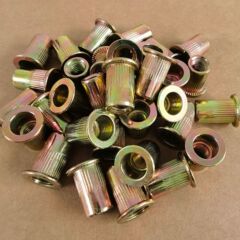 304 ステンレス鋼リベットナット多色亜鉛メッキ垂直リベットキャップフラットヘッドカラーアルミリベットナット M3-M12