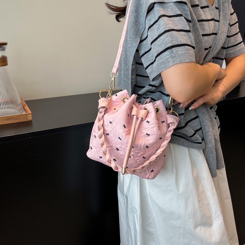 小さくて新鮮でスタイリッシュな韓国スタイルの巾着ショルダーバッグ女性用 2025 春夏新作多用途インクロスボディバッグバケットバッグ|undefined