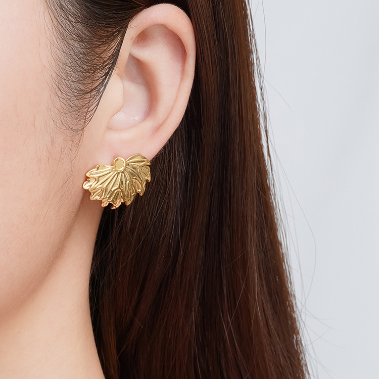 Boucles d'oreilles vintage en forme d'éventail en acier inoxydable plaqué or avec feuille d'érable et mode transfrontalière européenne et américaine_voghion.com