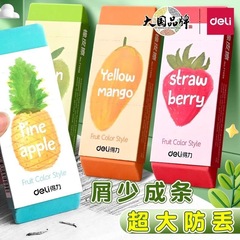力の大きい消しゴムの大きい塊の小学生は拭いた清潔で跡を残さないで超巨大な創意のかわいい子供の消しゴムを使います。