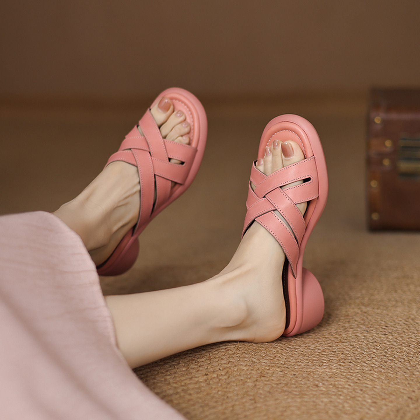 Sandal cao gót nữ mũi tròn hở ngón, da bò gót vuông 9 cm — đen