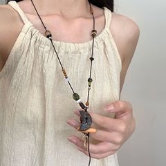 新中式月牙天然石ネックレス 女性用 エスニック風 笑顔 ロングセーターチェーン 個性的デザイン 首掛けアクセサリー