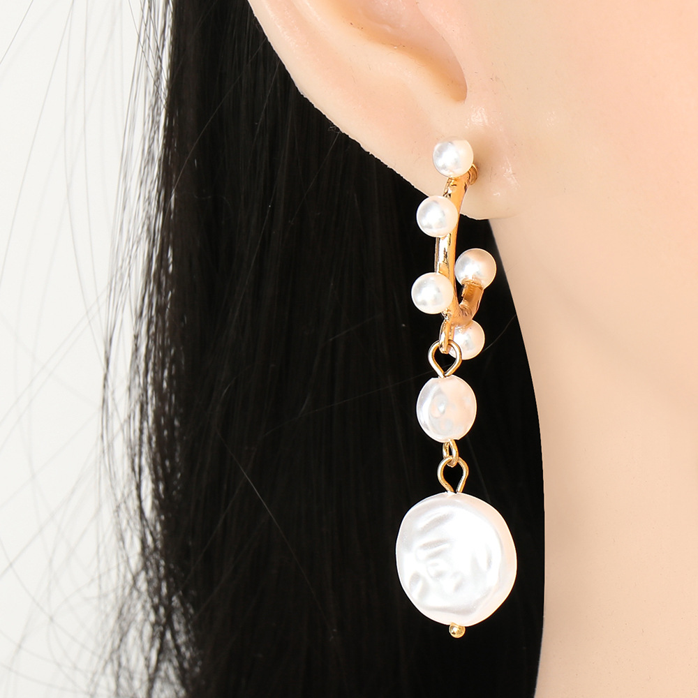 Korean Pearl Circle Pendant Earrings Wholesale Nihaojewelry display picture 2