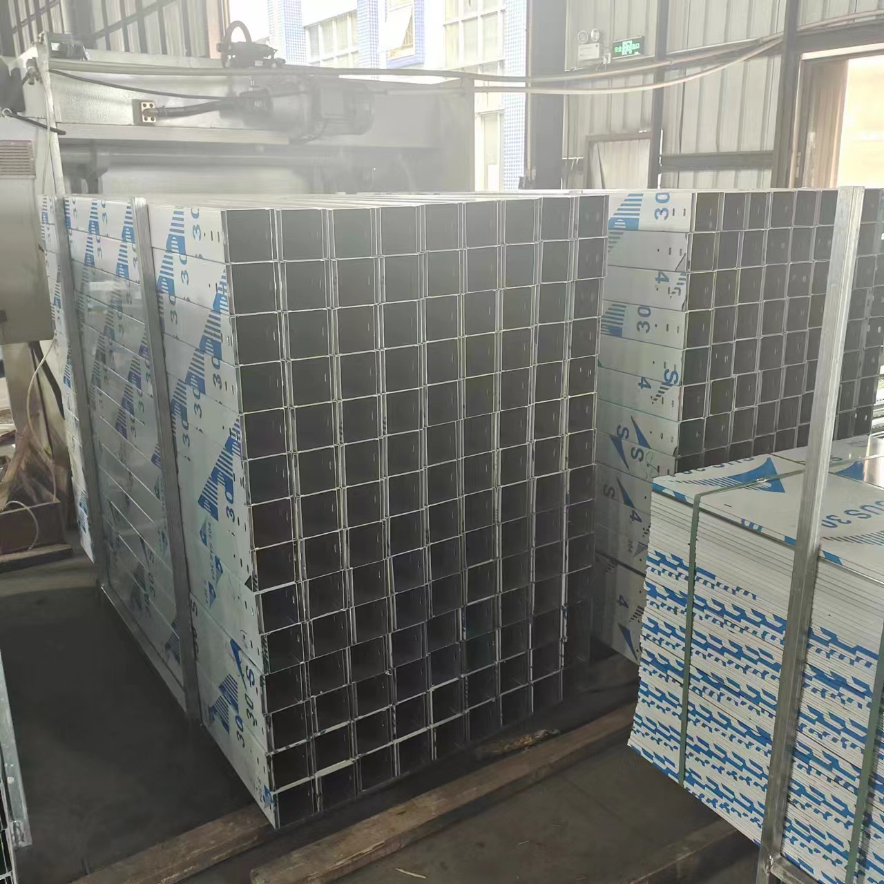 厂家直供不锈钢桥架  托盘式带孔不锈钢电缆槽盒  不锈钢槽式线槽