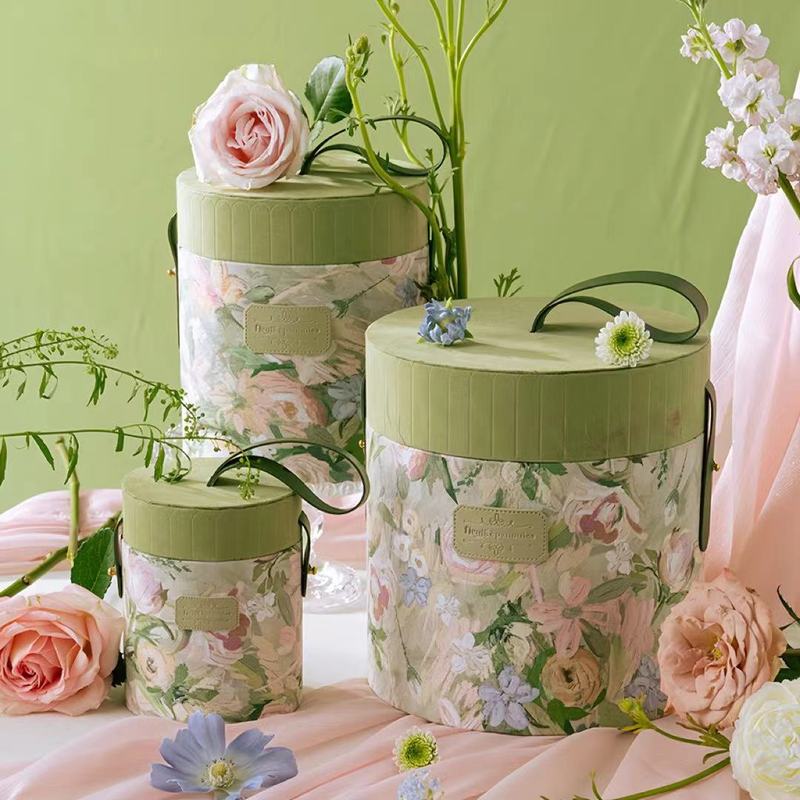 春の絵のにぎやかな丸いバケツのお土産の箱の高級感の花嫁の結婚式の手提げの喜糖の箱の空の箱のプレゼントの箱|undefined