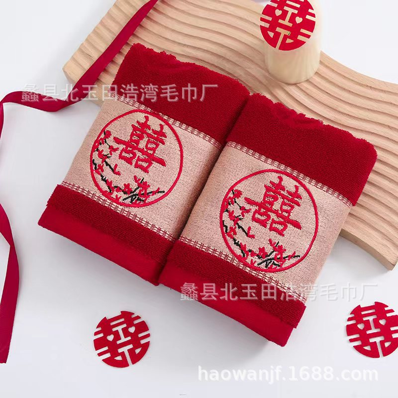 Бамбуковый хлопок желтого цвета с широкой вышивкой радует глаз.