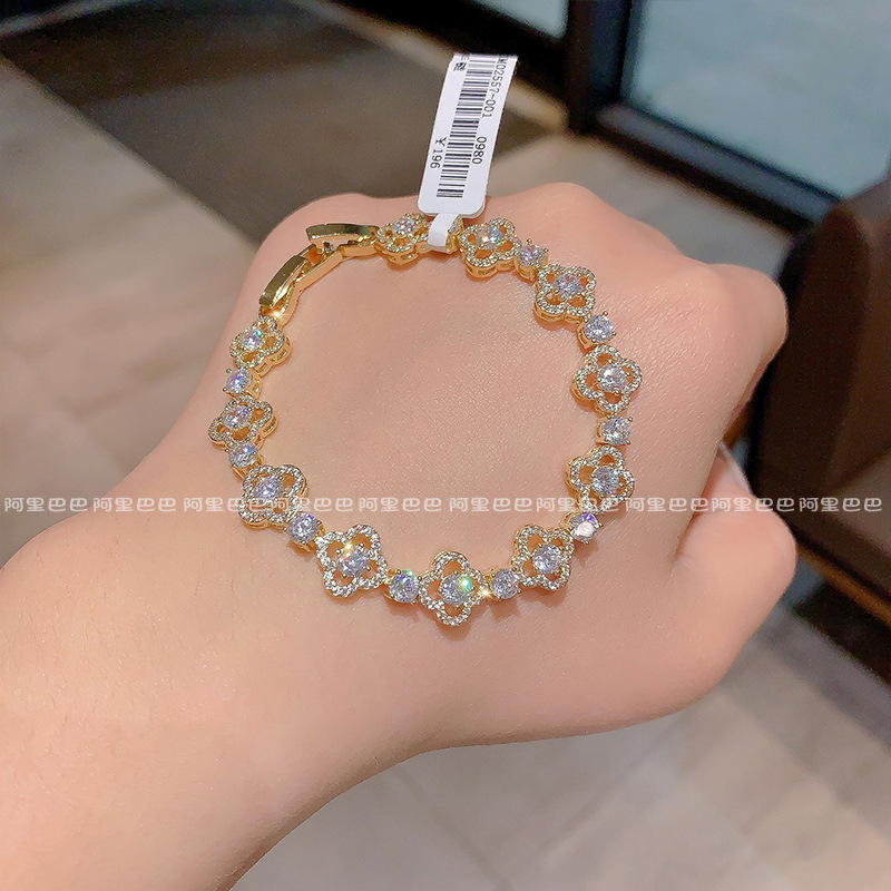 2026 Korean Gold-Plated Hollow Four-Leaf Clover Pink Zircon Bracelet, Light Luxury, High-End, Elegant and Unique Accessory