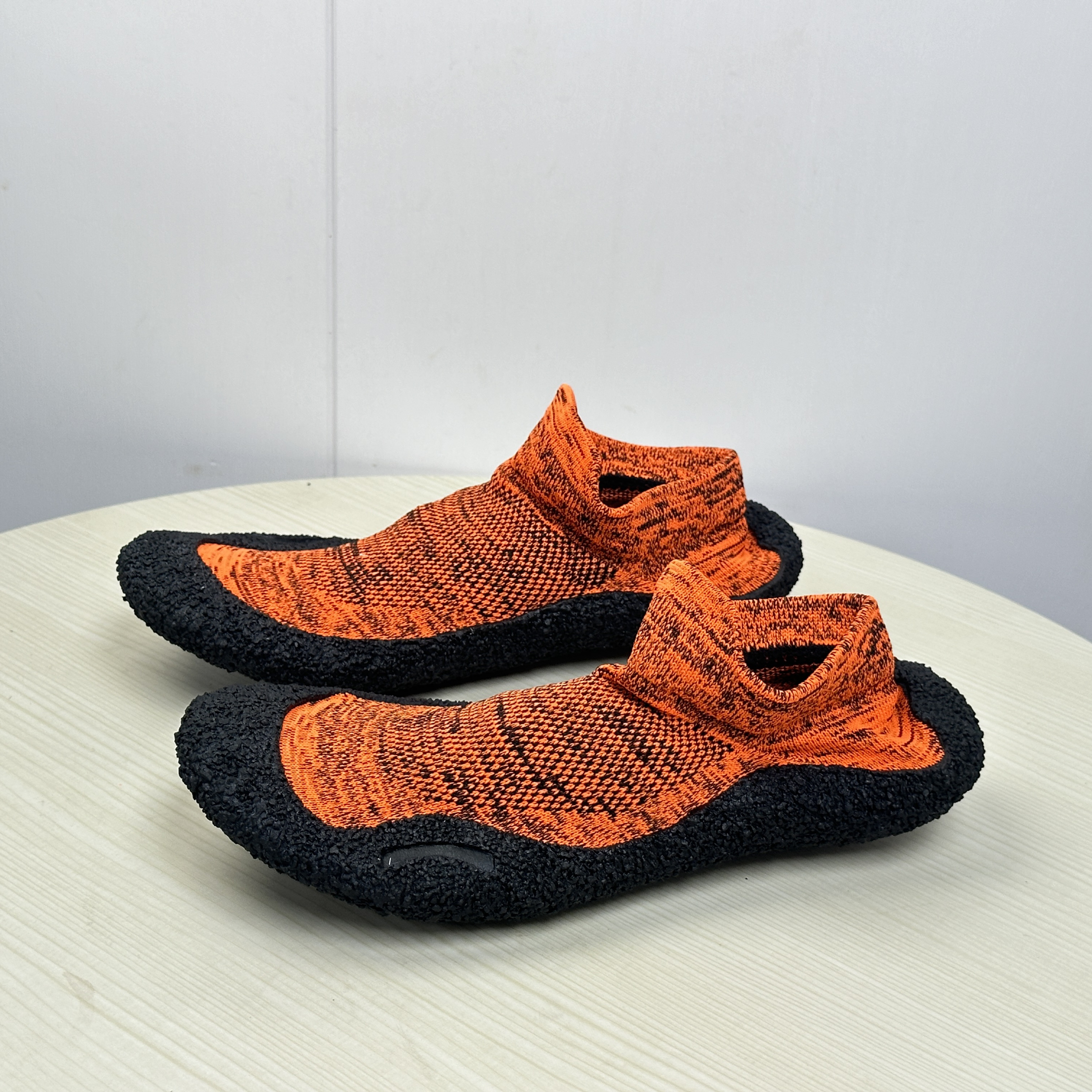 <unk> 2024 verano nuevos zapatos de playa para hombres nadar calcetines de buceo antideslizantes coreanos zapatos de snorkel para mujeres antideslizantes suela suave secado rápido