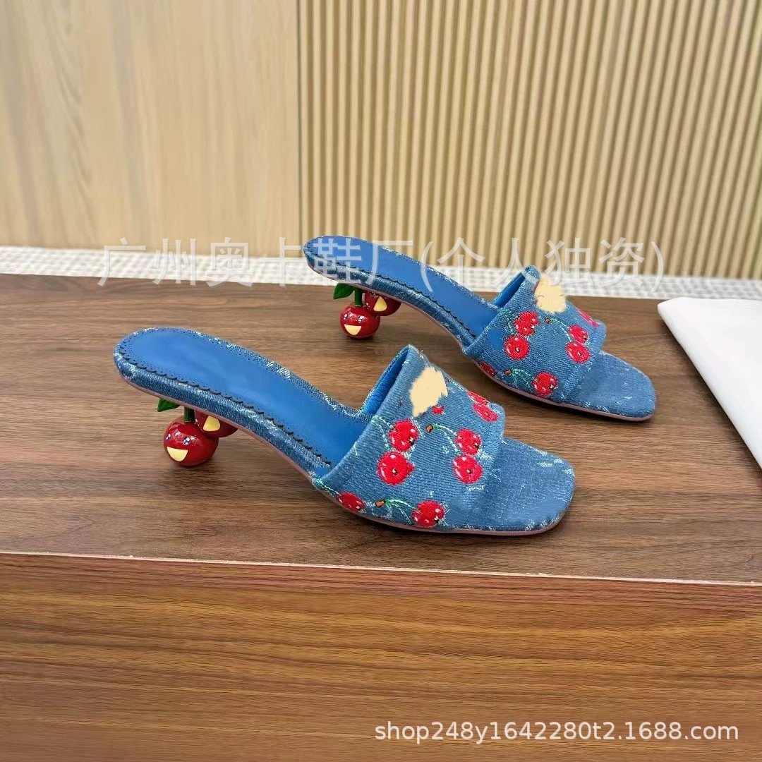 Новые джинсовые тапочки для женщин из Европы и Америки 2025 года на шпильках, с квадратным носком, пресбиопией, сандалиями с рыбьим ртом, вишневыми каблуками, модной обувью.