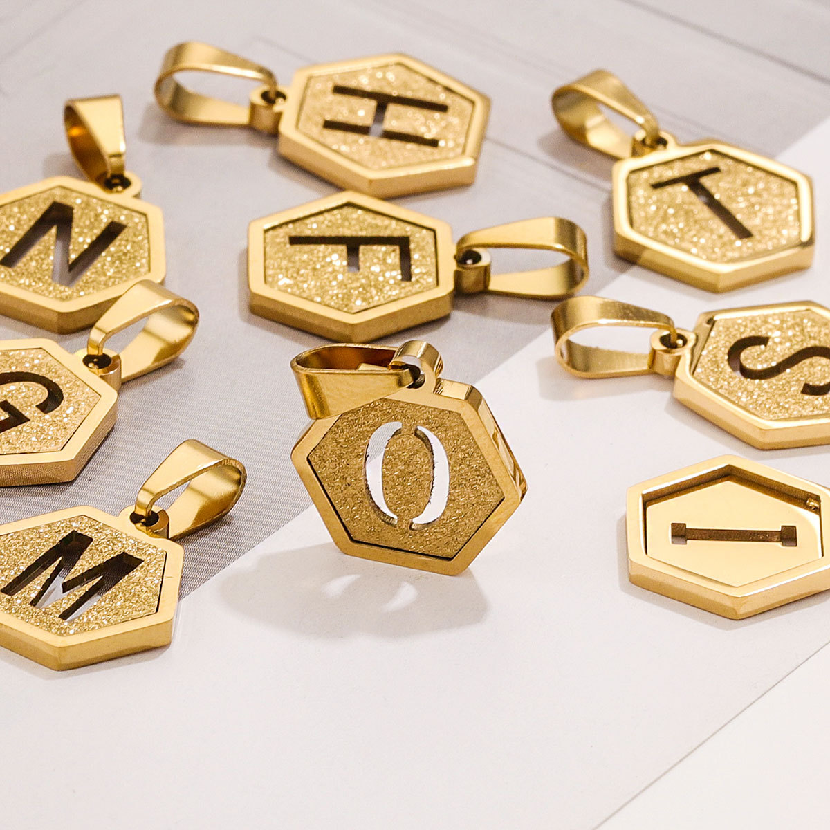 Hexagonal cuadrado europeo y americano 18K acero inoxidable 26 letras diseño de colgante de personalidad popular joyería DIY