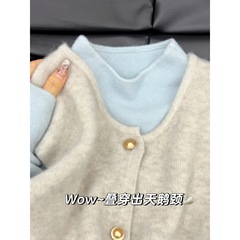 柔らかいモチモチの単列はメリヤスの肩の女性の小さい立襟の柔らかいモチモチのメリヤスの底のシャツの秋冬の韓国版の2つのセットを掛けます。
