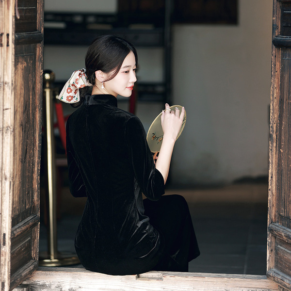 Elegant long autumn cheongsam