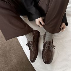レトロなフレンチハンドグリップパターンのシープスキンラウンドトゥレースアップカジュアルフラットスモールレザーシューズ、スリッポンローファー