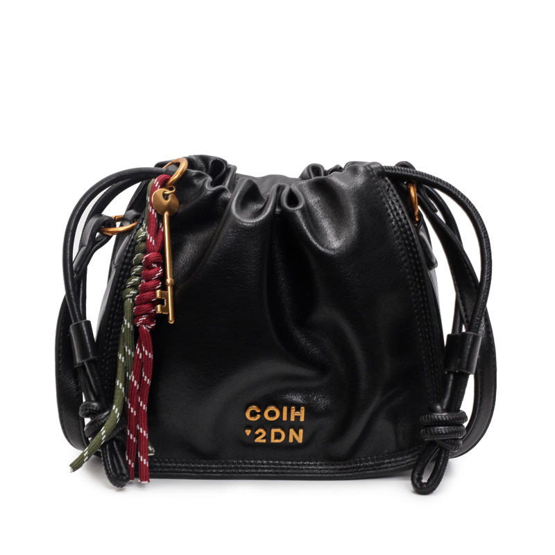 Este año, la popular explosión de pliegues de la bolsa pequeña para mujeres 2024 nuevo bolso de hombro retro universal bolso de viaje