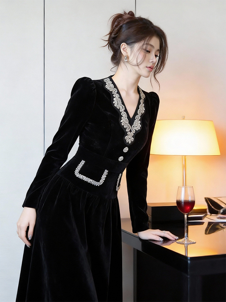 Đầm maxi nữ thắt eo cổ V đính đá nhũ vàng chất liệu nhung — đen chi tiết 6