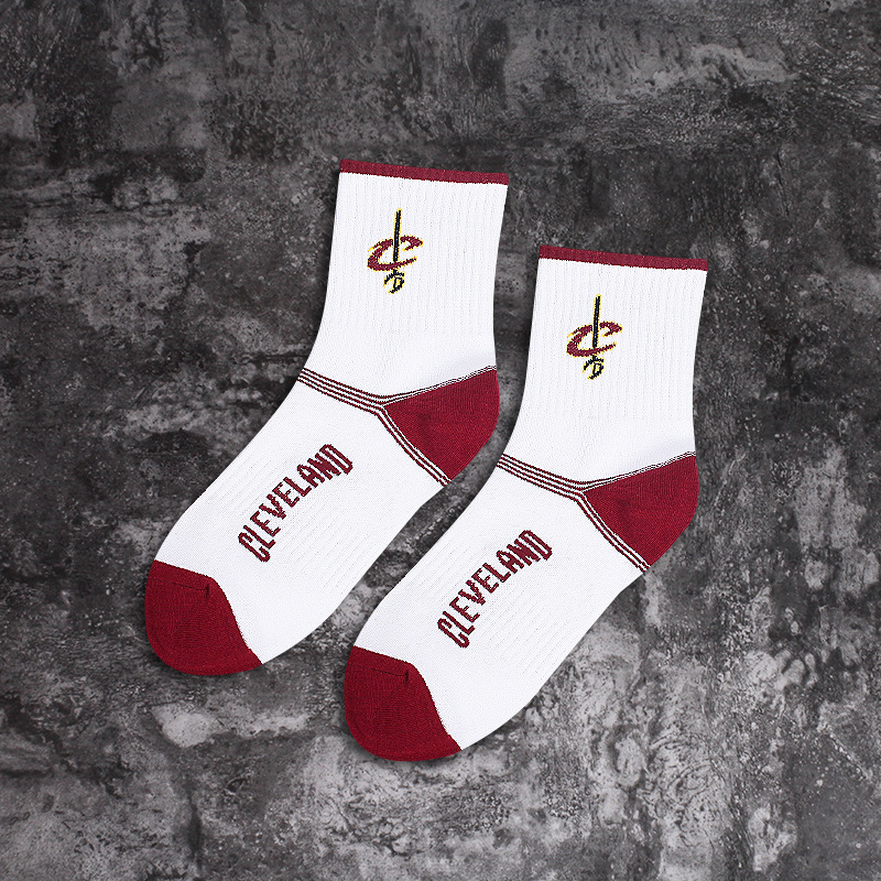 Calcetines de algodón para hombres a media pierna calcetines de baloncesto de la NBA de moda europea y americana logotipo del equipo estilo universitario estudiante calcetines deportivos hombres